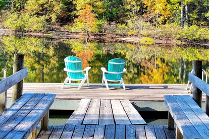 Secluded Lakeside Lodge with Private 5-Acre Fishing Lake and Hot Tub Near Lake Barkley, Kentucky - Kuttawa, Kentucky - glamping.directory