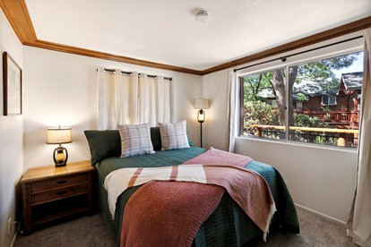 Stunning Wooden Rustic Cabin Nestled Amidst Trees in Lake Arrowhead, California - Lake Arrowhead, California - glamping.directory