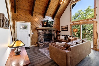 Stunning Wooden Rustic Cabin Nestled Amidst Trees in Lake Arrowhead, California - Lake Arrowhead, California - glamping.directory