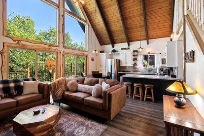 Stunning Wooden Rustic Cabin Nestled Amidst Trees in Lake Arrowhead, California - Lake Arrowhead, California - glamping.directory