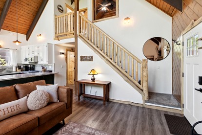 Stunning Wooden Rustic Cabin Nestled Amidst Trees in Lake Arrowhead, California - Lake Arrowhead, California - glamping.directory