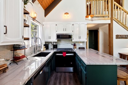 Stunning Wooden Rustic Cabin Nestled Amidst Trees in Lake Arrowhead, California - Lake Arrowhead, California - glamping.directory