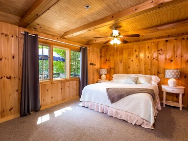 Stunning Rustic Rental with Lake Views in Wolfeboro, New Hampshire - Wolfeboro, New Hampshire - glamping.directory