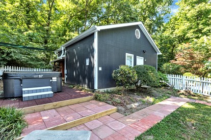 Amazing Cottage with Swimming Pool in Chapel Hill, North Carolina - glamping.directory