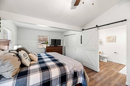 Chic Cabin with Game Space, Jacuzzi and Private Deck in Tennessee - Speedwell, Tennessee - glamping.directory