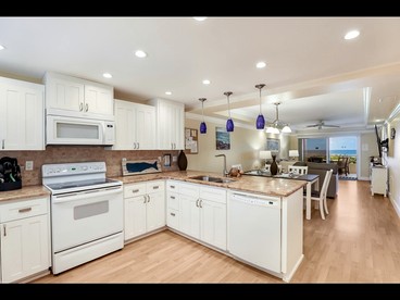 Beachfront Getaway with Stunning Ocean Views and Private Balcony on Anna Maria Island, Florida - Holmes Beach, Florida - glamping.directory
