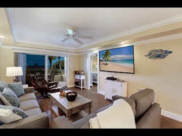 Beachfront Getaway with Stunning Ocean Views and Private Balcony on Anna Maria Island, Florida - Holmes Beach, Florida - glamping.directory