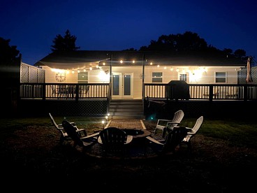 Pet-Friendly Cottage with Fully Equipped Deck and Garden in Huntersville, North Carolina - Huntersville, North Carolina - glamping.directory