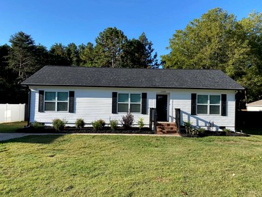 Pet-Friendly Cottage with Fully Equipped Deck and Garden in Huntersville, North Carolina - glamping.directory