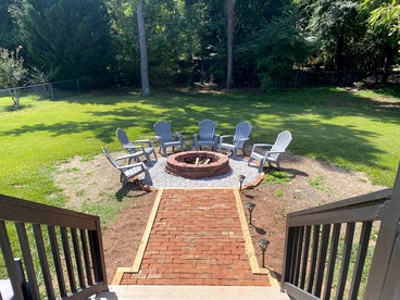 Pet-Friendly Cottage with Fully Equipped Deck and Garden in Huntersville, North Carolina - Huntersville, North Carolina - glamping.directory