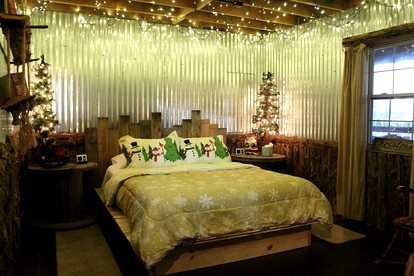 Rustic Cabin Rental with Festive Decor in Franklin County, Arkansas - Ozark, Arkansas - glamping.directory
