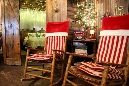 Rustic Cabin Rental with Festive Decor in Franklin County, Arkansas - Ozark, Arkansas - glamping.directory