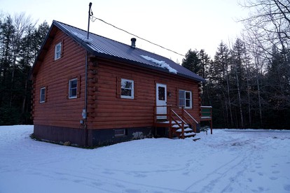 Haverhill Hideout: Secluded Log Cabin with Hot Tub for Family Relaxation - Haverhill, New Hampshire - glamping.directory