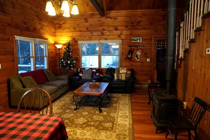 Haverhill Hideout: Secluded Log Cabin with Hot Tub for Family Relaxation - Haverhill, New Hampshire - glamping.directory