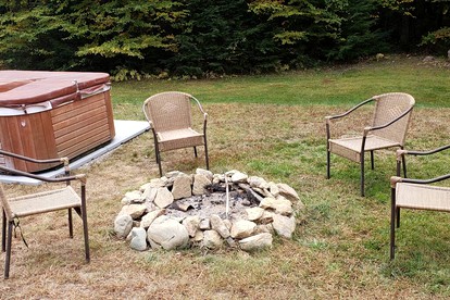 Haverhill Hideout: Secluded Log Cabin with Hot Tub for Family Relaxation - Haverhill, New Hampshire - glamping.directory