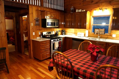 Haverhill Hideout: Secluded Log Cabin with Hot Tub for Family Relaxation - Haverhill, New Hampshire - glamping.directory