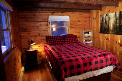 Haverhill Hideout: Secluded Log Cabin with Hot Tub for Family Relaxation - Haverhill, New Hampshire - glamping.directory