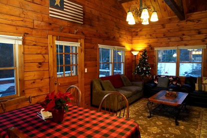 Haverhill Hideout: Secluded Log Cabin with Hot Tub for Family Relaxation - Haverhill, New Hampshire - glamping.directory