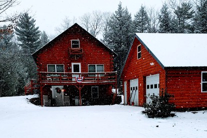 Haverhill Hideout: Secluded Log Cabin with Hot Tub for Family Relaxation - Haverhill, New Hampshire - glamping.directory