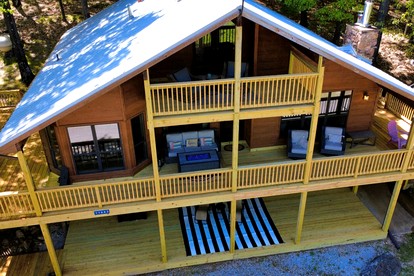 Nature Lover’s Dream with Expansive Tiered Deck Spaces in Garfield, Arkansas - Garfield, Arkansas - glamping.directory