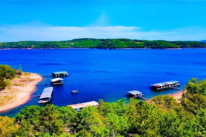 Nature Lover’s Dream with Expansive Tiered Deck Spaces in Garfield, Arkansas - Garfield, Arkansas - glamping.directory