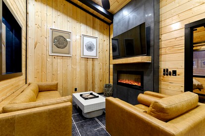 Garage Loft • King + Bunks • Budget Friendly near Beavers Bend National Park - Broken Bow, Oklahoma - glamping.directory