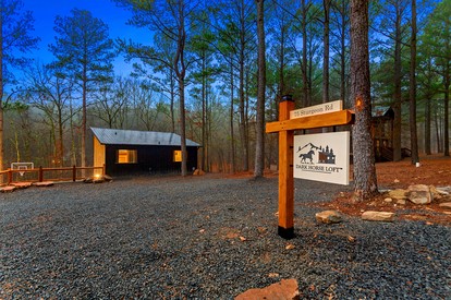 Garage Loft • King + Bunks • Budget Friendly near Beavers Bend National Park - Broken Bow, Oklahoma - glamping.directory