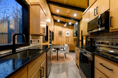 Garage Loft • King + Bunks • Budget Friendly near Beavers Bend National Park - Broken Bow, Oklahoma - glamping.directory