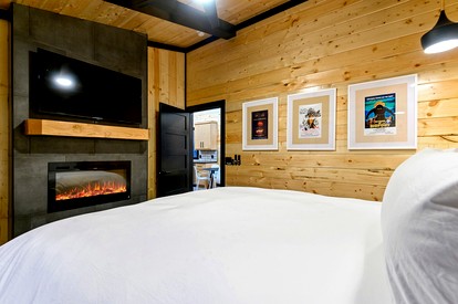 Garage Loft • King + Bunks • Budget Friendly near Beavers Bend National Park - Broken Bow, Oklahoma - glamping.directory