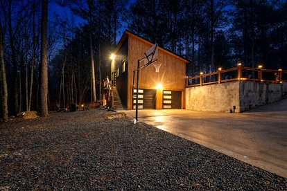 Garage Loft • King + Bunks • Budget Friendly near Beavers Bend National Park - Broken Bow, Oklahoma - glamping.directory