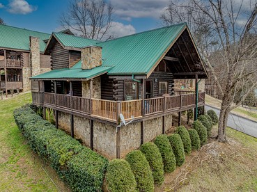 Cozy Rustic Cabin for a Smoky Mountain Getaway in Pigeon Forge, Tennessee - Pigeon Forge, Tennessee - glamping.directory