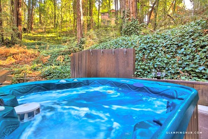 Spacious Cottage Getaway with a Hot Tub in Guerneville, California - Guerneville, California - glamping.directory