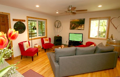 Spacious Cottage Getaway with a Hot Tub in Guerneville, California - Guerneville, California - glamping.directory