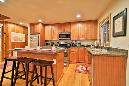 Spacious Cottage Getaway with a Hot Tub in Guerneville, California - Guerneville, California - glamping.directory