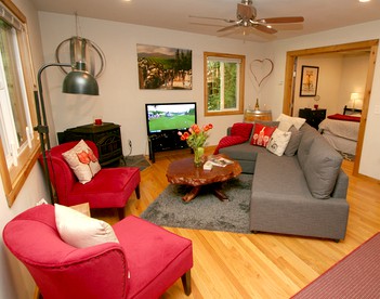 Spacious Cottage Getaway with a Hot Tub in Guerneville, California - Guerneville, California - glamping.directory