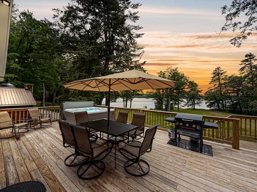 Spectacular Lakefront Villa with Pool Table, Sauna, Jacuzzi and Breathtaking Views in Maine - Fryeburg, Maine - glamping.directory