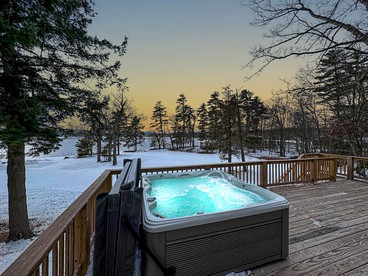 Spectacular Lakefront Villa with Pool Table, Sauna, Jacuzzi and Breathtaking Views in Maine - Fryeburg, Maine - glamping.directory