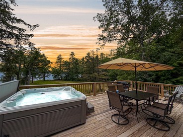 Spectacular Lakefront Villa with Pool Table, Sauna, Jacuzzi and Breathtaking Views in Maine - Fryeburg, Maine - glamping.directory