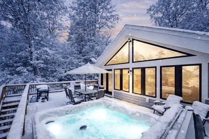 Spectacular Lakefront Villa with Pool Table, Sauna, Jacuzzi and Breathtaking Views in Maine - Fryeburg, Maine - glamping.directory
