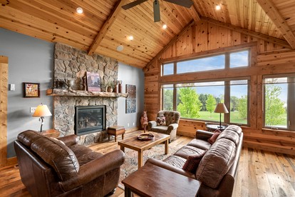 Luxury Cabin Getaway with Views of Lake Wanahoo near Lincoln in Nebraska - Wahoo, Nebraska - glamping.directory