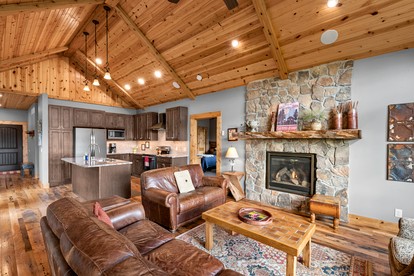 Luxury Cabin Getaway with Views of Lake Wanahoo near Lincoln in Nebraska - Wahoo, Nebraska - glamping.directory