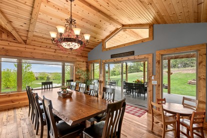 Luxury Cabin Getaway with Views of Lake Wanahoo near Lincoln in Nebraska - Wahoo, Nebraska - glamping.directory