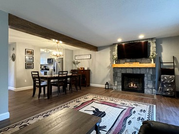 Creekfront Cozy Cottage with Games in North Conway, New Hampshire - North Conway, New Hampshire - glamping.directory