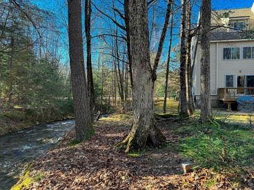 Creekfront Cozy Cottage with Games in North Conway, New Hampshire - glamping.directory