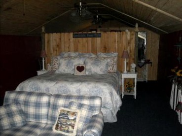 Romantic Getaway Suite in a Lakeside Barn near Lafayette, Louisiana - Breaux Bridge, Louisiana - glamping.directory
