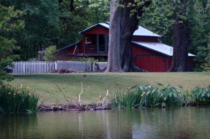 Romantic Getaway Suite in a Lakeside Barn near Lafayette, Louisiana - Breaux Bridge, Louisiana - glamping.directory