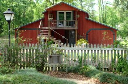 Romantic Getaway Suite in a Lakeside Barn near Lafayette, Louisiana - glamping.directory