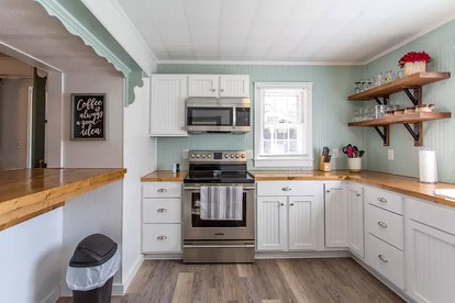 Spacious Cottage Getaway with Hot Tub near the Shenandoah River, Virginia - Elkton, Virginia - glamping.directory