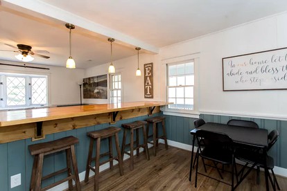 Spacious Cottage Getaway with Hot Tub near the Shenandoah River, Virginia - Elkton, Virginia - glamping.directory