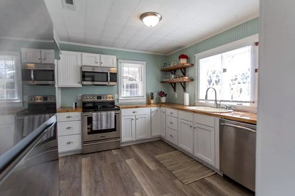 Spacious Cottage Getaway with Hot Tub near the Shenandoah River, Virginia - Elkton, Virginia - glamping.directory